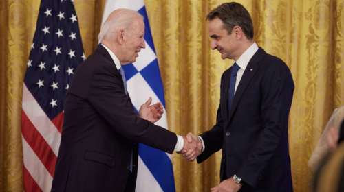 Εγκάρδια συνομιλία Μητσοτάκη με Μπάιντεν στη δεξίωση του προέδρου των ΗΠΑ - Καμία επαφή με Ερντογάν