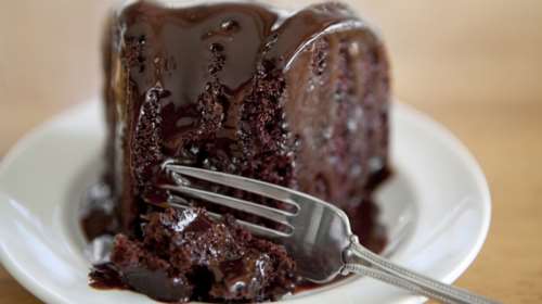 Η πιο λαχταριστή, ζουμερή και νηστίσιμη σοκολατόπιτα - Ετοιμη σε μόλις λίγα λεπτά