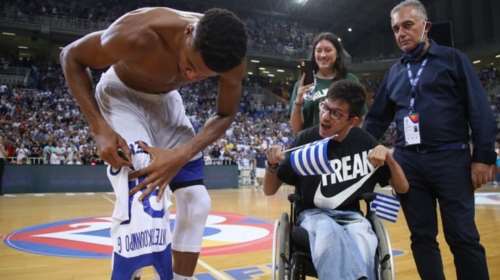 Τεράστιος Γιάννης Αντετοκούνμπο: Χάρισε τη φανέλα του σε παιδί με ειδικές ανάγκες [Εικόνες, βίντεο]