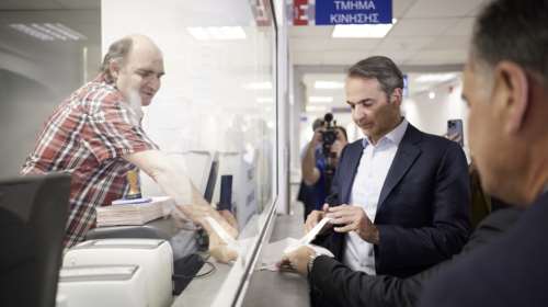 Επίσκεψη Μητσοτάκη στον Ευαγγελισμό: Ενημερώθηκε για το &quot;βραχιολάκι&quot; και τα στάδια εισόδου στο νοσοκομείο [εικόνες]