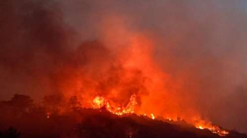 Αγωνία για την Κάρυστο: Οι φλόγες πλησίασαν στο χωριό Πλατανιστός