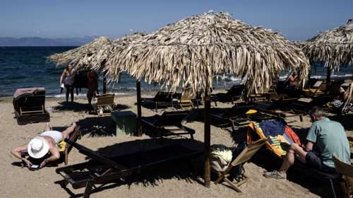 Στα ύψη οι τιμές για ξαπλώστρες στις παραλίες της Αττικής - Πόσο θα κοστίσει μια βουτιά