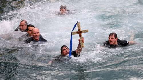 Μεγαλοπρεπής ο εορτασμός των Θεοφανίων σε Αθήνα και Πειραιά - Εικόνες &amp; βίντεο από τον Αγιασμό των Υδάτων