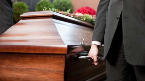 Απίστευτο και όμως αληθινό: Κατάσχεσαν έξοδα κηδείας 733 ευρώ από άνεργη [βίντεο]