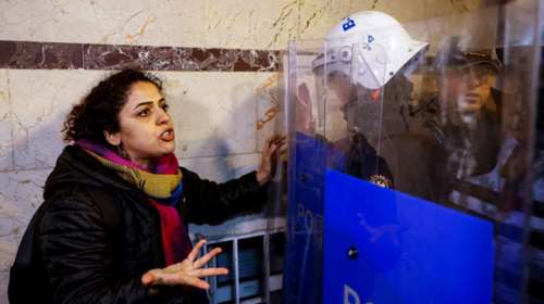 Τουρκία: Τα ΜΑΤ ψέκασαν τον κόσμο με σπρέι πιπεριού, στην πορεία για την Παγκόσμια Ημέρα της Γυναίκας