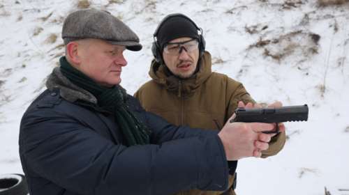 Επί ποδός πολέμου στην Ουκρανία: Πολίτες με το όπλο στη σκανδάλη μέσα στα σπίτια τους [εικόνες]