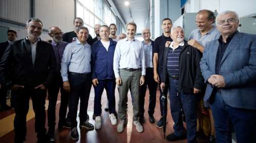 Μητσοτάκης στη Θεσσαλονίκη: Του χάρισαν φανέλα με το 7, &quot;ζήλεψε&quot; τις κολυμβήτριες, σέλφι και συνομιλίες με Ζήση, Πρέλεβιτς