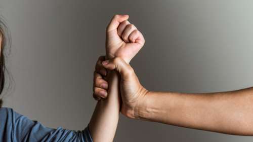 Ηράκλειο: Πατέρας πιάστηκε στα χέρια με τις κόρες του για το χαρτζιλίκι - Μπουνιές, κλωτσιές και δαγκώματα