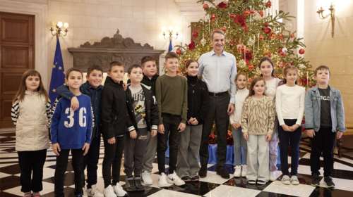 Συνάντηση Μητσοτάκη με μαθητές από το Σουφλί - Αντάλλαξαν ευχές και δώρα [εικόνες]