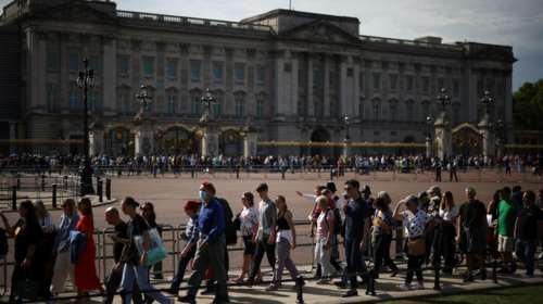 Κηδεία Ελισάβετ: Με βραχιολάκι και μόνο μια μικρή τσάντα το &quot;αντίο&quot; στη βασίλισσα - Δρακόντεια μέτρα