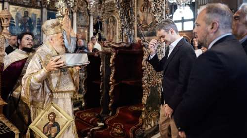 Ο Κυριάκος Μητσοτάκης στην πρώτη Ανάσταση στον Ιερό Ναό Ευαγγελιστρίας Τήνου [εικόνες]