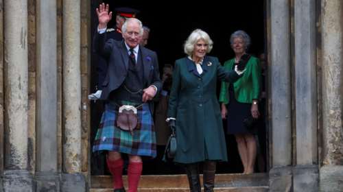 Κάρολος: Πρώτη δημόσια υποχρέωση μετά το τέλος του βασιλικού πένθους - Το αστείο για τις &quot;ιδιότροπες&quot; πένες [Βίντεο]