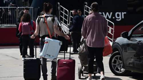 Χαμός στα λιμάνια από την έξοδο των εκδρομέων του Πάσχα - Στο 95% η πληρότητα για Κυκλάδες