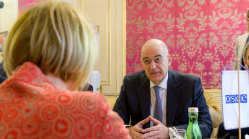 Δένδιας: &quot;Θα κάνουμε ό,τι μπορούμε για να φέρουμε τον Έλληνα πρόξενο ασφαλή από τη Μαριούπολη&quot;