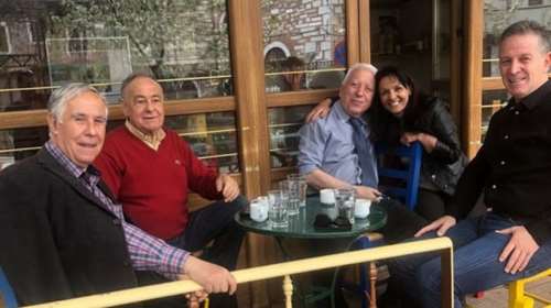 Προκαλεί ο Περιφερειάρχης Βορείου Αιγαίου- Βόλτα, αγκαλιές και καφέ σε ανοιχτό καφενείο στην Αγιάσο