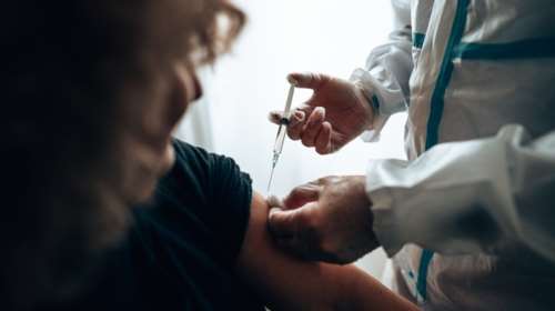 Γρίπη: Ο ιός σε έξαρση αλλά τα εμβόλια μένουν στα ράφια των φαρμακείων - &quot;Εμβολιαστική κόπωση&quot; βλέπουν οι ειδικοί