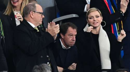 Πριγκίπισσα Σαρλίν: Πανέμορφη και ασυνήθιστα χαμογελαστή στο γήπεδο - Η σπάνια casual εμφάνιση