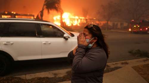 Πύρινη κόλαση στο Λος Άντζελες: Τουλάχιστον 5 νεκροί - 100.000 εγκατέλειψαν τα σπίτια τους, μεταξύ τους και διάσημοι ηθοποιοί