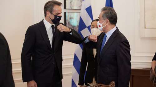 Συνάντηση Μητσοτάκη με τον Κινέζο ΥΠΕΞ στο Μαξίμου: Cosco, τουρισμός και πολιτισμός στην ατζέντα