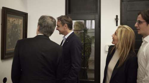 Με καλιτσούνια και ρακή υποδέχθηκε τον Μπλίνκεν ο Μητσοτάκης – Ξενάγηση στο σπίτι του με θέα τη Σούδα [εικόνες-βίντεο]