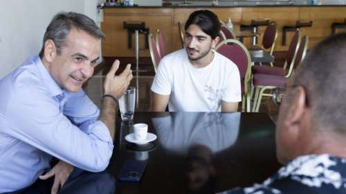 Οι ξεχωριστές συναντήσεις Μητσοτάκη στη Λέσβο: Η μητέρα που νίκησε τον καρκίνο και ο πρώτος μαθητής