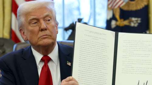 Ο Τραμπ ανακοίνωσε την επιβολή δασμών 25% στα εισαγόμενα αυτοκίνητα στις ΗΠΑ - Σε ισχύ από τις 2 Απριλίου