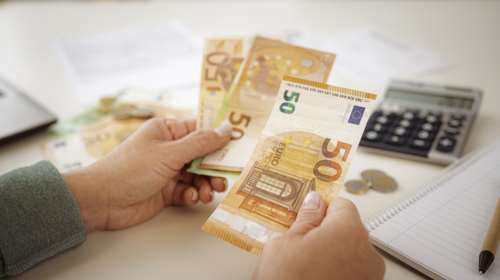 Τα 18 επιδόματα που αυξάνονται με κατώτατο μισθό στα 830€ - Ανεβαίνει και το κόστος εξαγοράς πλασματικών ετών