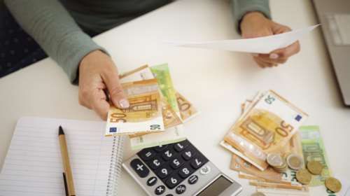 Κυβερνητικές πηγές: Αυξημένο κατά 24% το καθαρό εισόδημα των Ελλήνων από το 2019