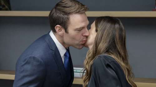 ΣΥΡΙΖΑ: Το &quot;φιλί της ζωής&quot; για να πέσουν οι τόνοι - Σύστημα... ΚΚΕ για να &quot;κοπούν&quot; οι πικραμένοι στα κανάλια