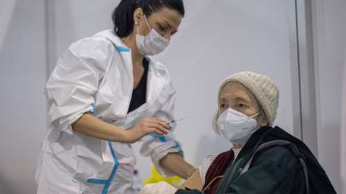 Το εμβόλιο της Pfizer &quot;φρενάρει&quot; την εξάπλωση του κορονοϊού σε ηλικιωμένους και τις εισαγωγές στα νοσοκομεία