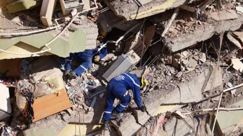 Ανάλυση Guardian: Γιατί οι όροφοι των πολυκατοικιών στην Τουρκία πέφτουν ο ένας πάνω στον άλλο σαν &quot;τηγανίτες&quot;