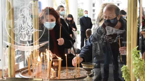 Πανικός σε ναό της Κοζάνης: Πιστοί χωρίς μάσκες και πιστοποιητικά έτρεχαν να ξεφύγουν από την αστυνομία