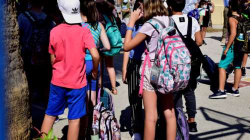 Λουτράκι: &quot;Εμείς είμαστε σοκαρισμένοι&quot; - Ξέσπασε ο πατέρας του 6χρονου μαθητή που κατηγορήθηκε για… θωπεία