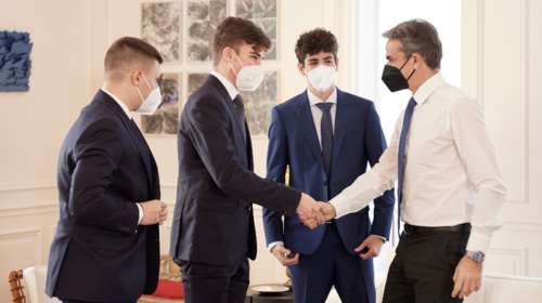 Ο πρωθυπουργός Κυρ. Μητσοτάκης συνάντησε τη Μαθητική Ομάδα Ρομποτικής ‘’Minders’’ της Εκπαιδευτικής Αναγέννησης [εικόνες]