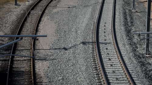 Καύσωνας: Προκλήθηκε στρέβλωση σιδηροδρομικής γραμμής στην Πάτρα, λέει ο ΟΣΕ
