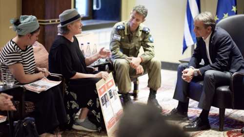 Ισραήλ: Η στιγμή που ο Κυριάκος Μητσοτάκης συναντά συγγενείς ομήρων που απήχθησαν από τη Χαμάς [εικόνες]