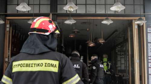 Μεγάλη φωτιά στο κέντρο της Αθήνας - Στις φλόγες εστιατόριο στην οδό Μητροπόλεως