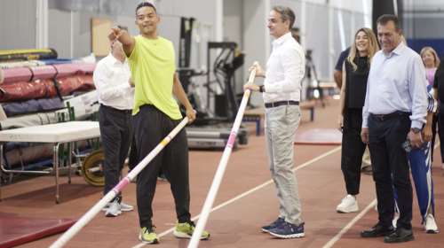 Ο Μητσοτάκης συνάντησε Τεντόγλου και Καραλή στο ΟΑΚΑ - Ο πρωταθλητής του επί κοντώ του έδειξε πώς να κρατάει το κοντάρι