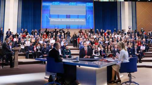 "Βλαντίμιρ Βλαντιμίροβιτς, να ξεκινήσουμε να πίνουμε;" - Τα σαρκαστικά SMS Ρώσων πολιτών στη συνέντευξη Πούτιν