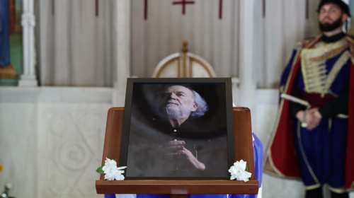 Σε λαϊκό προσκύνημα η σορός του Γιάννη Μαρκόπουλου - Με την ελληνική σημαία το φέρετρο [εικόνες]