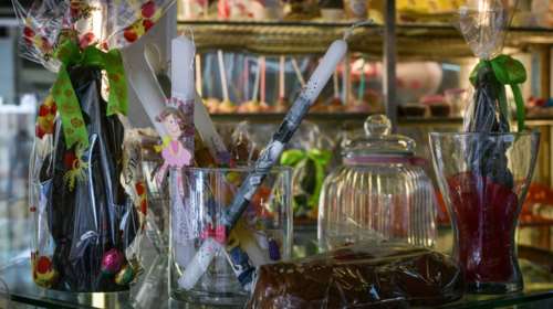 Πάσχα: &quot;Καίνε&quot; οι τιμές στις λαμπάδες, απλησίαστα τα σοκολατένια αυγά - &quot;Ράλι&quot; ακρίβειας