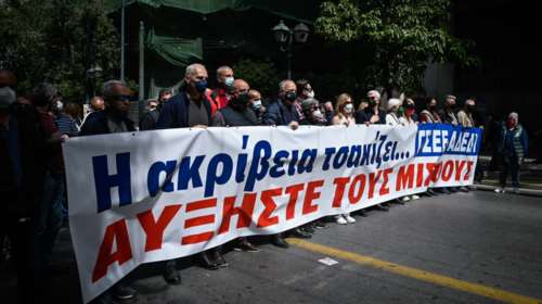 Απεργία ΓΣΕΕ-ΑΔΕΔΥ: &quot;Η ακρίβεια τσακίζει, αυξήστε τους μισθούς&quot; το βασικό σύνθημα - Εικόνες από το κέντρο της Αθήνας