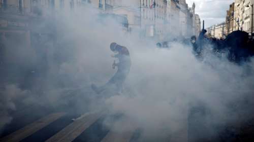 "Ντου" διαδηλωτών με καπνογόνα στα γραφεία της Louis Vuitton στο Παρίσι - Βράζει η Γαλλία για το συνταξιοδοτικό