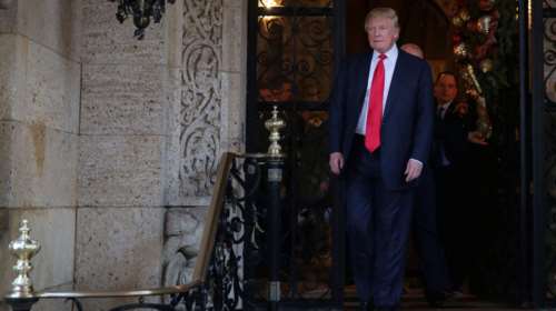 Ντόναλντ Τραμπ: Κατασχέθηκαν έγγραφα από τη βίλα του μετά την έφοδο του FΒΙ - Πολιτική "θύελλα" στις ΗΠΑ