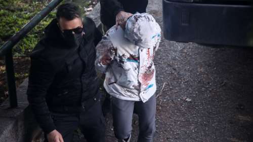 Δολοφονία Άλκη: Πίσω από το φιμέ τζάμι για την αναγνώριση οι φίλοι του - Προφυλακιστέος και ο 12ος χούλιγκαν