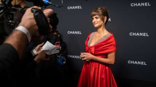 Εκτυφλωτική στη Νέα Υόρκη: Η φλογερή σπανιόλα Πενέλοπε Κρουζ με κατακκόκκινο Chanel φόρεμα