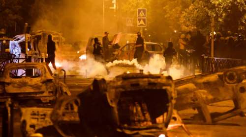 &quot;Ανταρσία&quot; στη Γαλλία: Ο Μακρόν κατεβάζει τεθωρακισμένα στους δρόμους - Τι ζητά από γονείς και social media