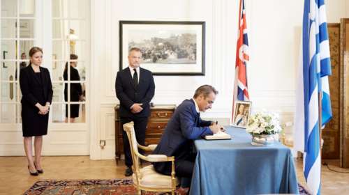 Στην Βρετανική πρεσβεία ο Μητσοτάκης - Υπέγραψε στο βιβλίο συλλυπητηρίων για τον θάνατο της Βασίλισσας Ελισάβετ