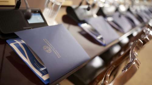 Τι περιέχουν οι μπλε φάκελοι που πήραν οι υπουργοί από τον Μητσοτάκη - Ο ρόλος Σκέρτσου και Παπασταύρου