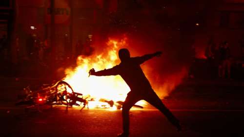 Βουλευτικές εκλογές στη Γαλλία: Επεισόδια μετά την απρόσμενη νίκη της Αριστεράς